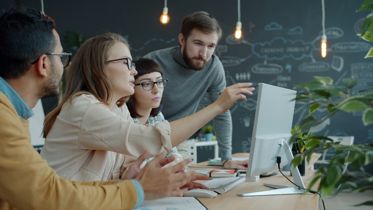Profissionais colaborando em uma reunião de trabalho