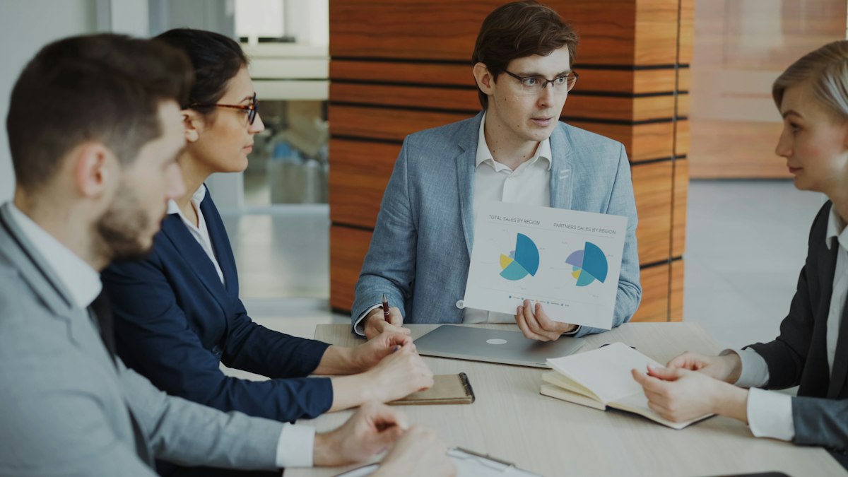 Profissionais colaborando em uma reunião de trabalho